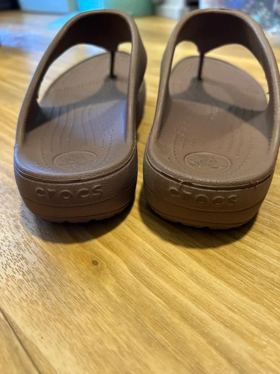 Crocs women’s Brown Foam Flip Flop Sandals - Comfortable Everyday Thongs - Picture 6 of 6